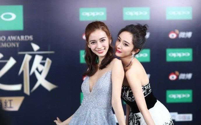 微博之夜杨颖和杨幂合影比谁更美,杨幂拍照姿势更老成