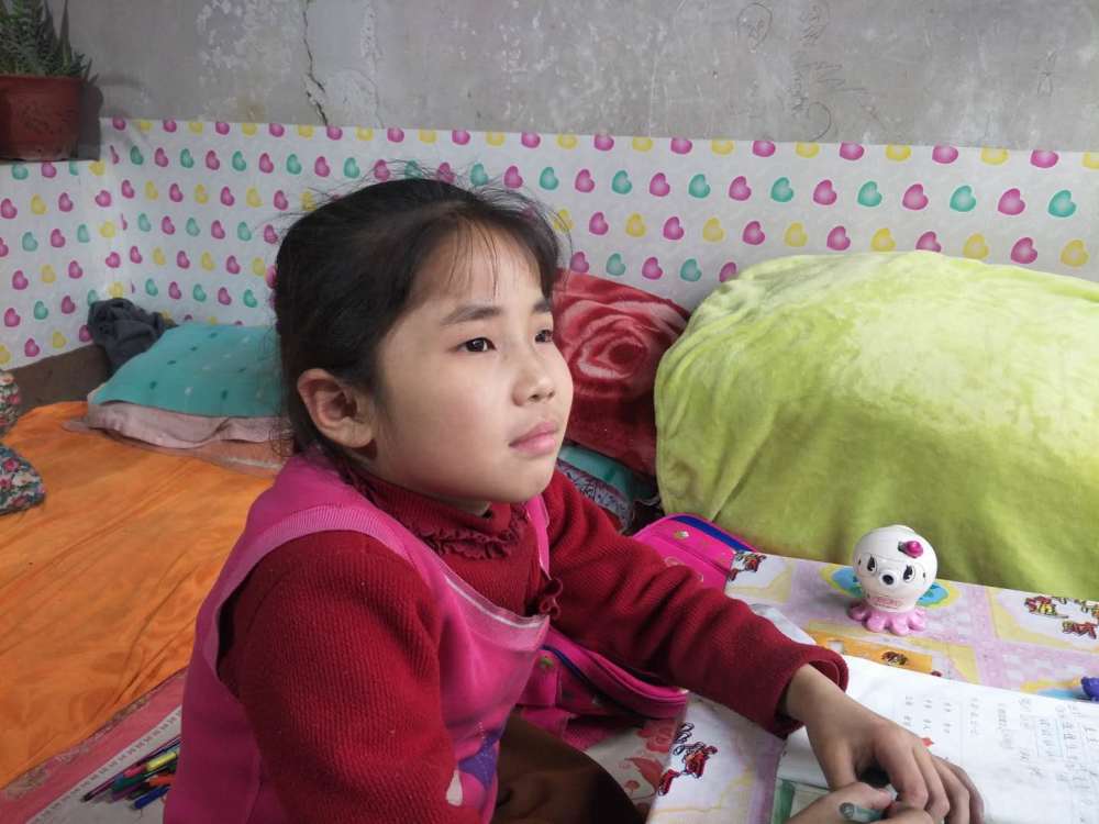 儿病亡夫患癌 女子工地扛6米钢管为血液病女儿