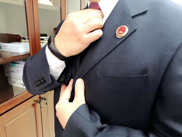 上午8点50分 李维维整理好领带,佩戴上检徽,准备前往静海区人民法院