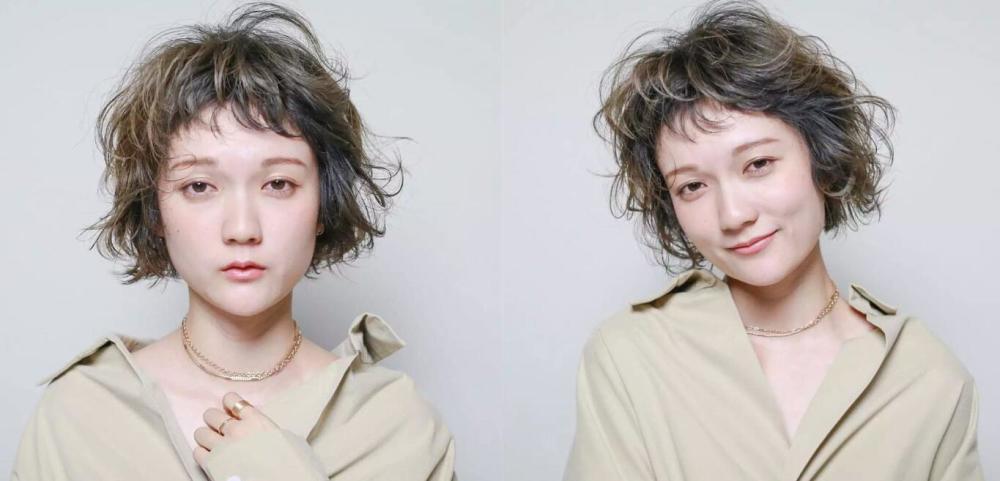 凌乱微卷的齐耳短发很是洋气,尤其是加上红唇以后尽显复古风气息