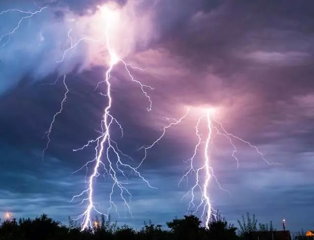 燕子从南方飞来了,下雨时天空便要打雷并发出闪电