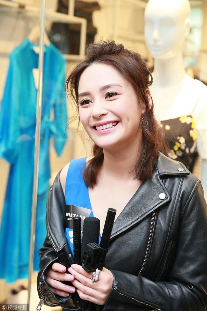 性感甜美女神!阿娇身穿蓝色印花裙配皮衣 对镜