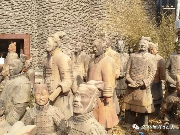 在北京也可看到兵马俑,虽是仿品,亦可以假乱真,艺术家的功力了得.