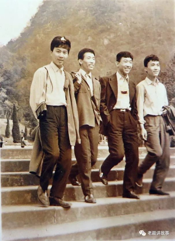 70年代的时髦青年——带西装到公园拍照,差点被游街