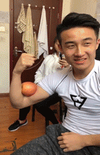 搞笑gif动图: 你丫的没穿裤子就跑出来了