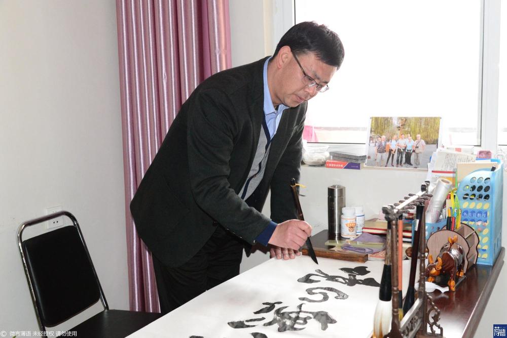 他曾穷的结婚时西装靠借 放弃铁饭碗做培训买