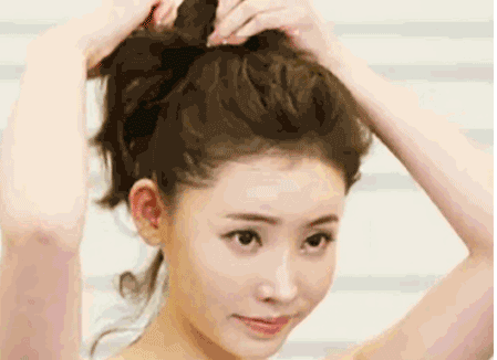 step1:用手把头发拨弄蓬松,松松地扎成马尾辫,头发细软的妹子可以事