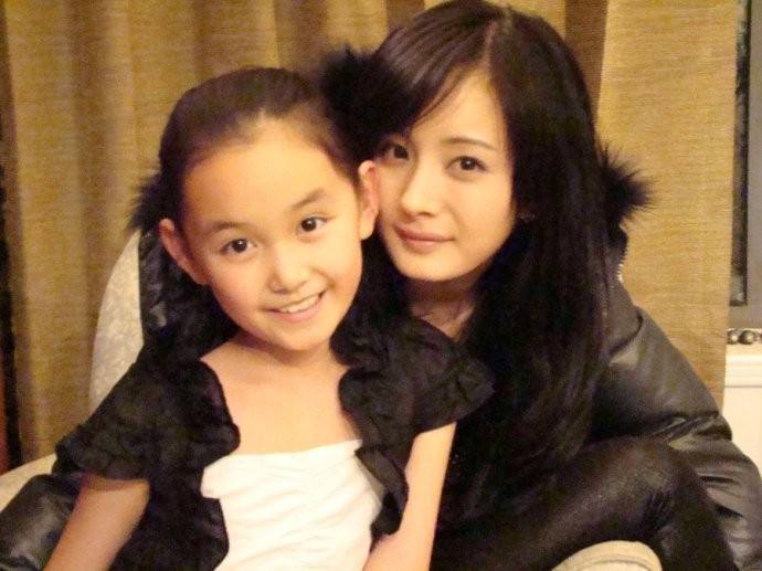 杨幂和蒋依依合影!   蒋依依不止一次在剧中扮演女一号的童年!