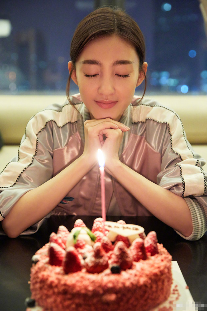 王丽坤闭眼许愿.