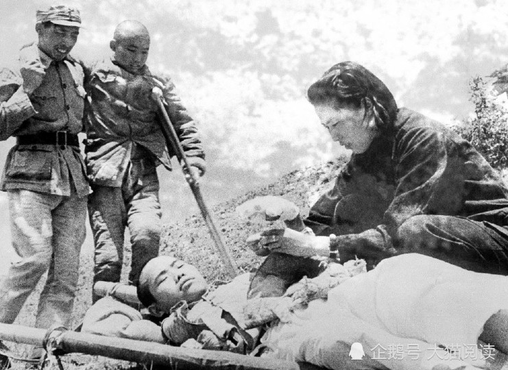 1943 年 6月 ,中国云南省怒江前线,阵地护士正给一 位中国士兵手部