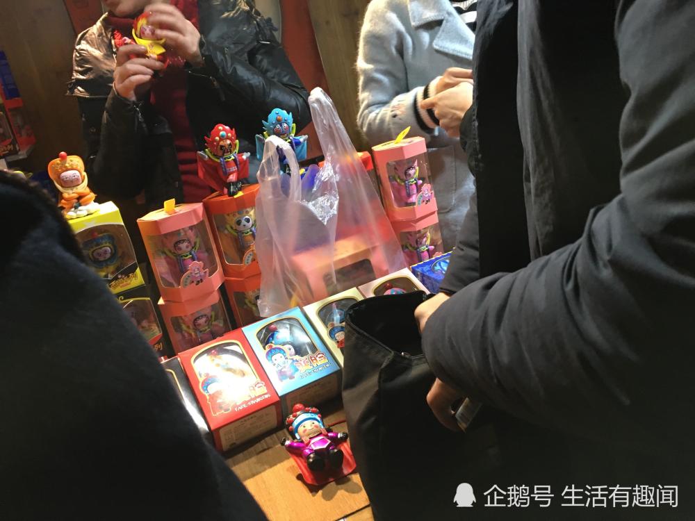 女子景点摆摊卖这"稀罕娃娃",50块钱一个,一晚能赚2000多元!