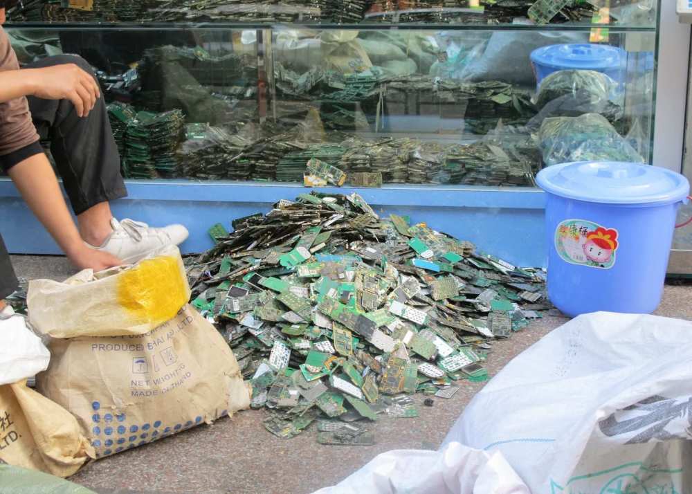 电路板就相当于一条金项链 我们的废旧手机都