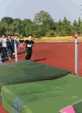 搞笑gif趣图:我们都在努力的跳,你们放这铁棒有何用啊