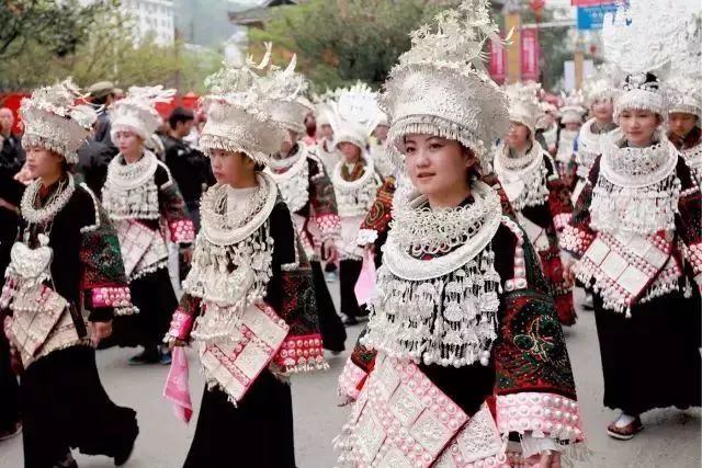 苗族姊妹节又称"姊妹饭节",是贵州省台江县老屯,施洞一带苗族人民的