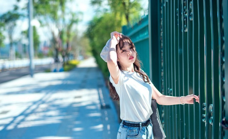 尖尖脸青春少女,阳光俏皮可爱街拍照!