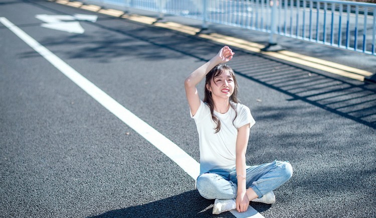 尖尖脸青春少女,阳光俏皮可爱街拍照!
