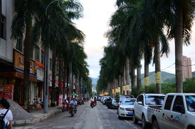 平远街号称小桂林,丰收水库和群山的景色确实很象桂林的阳朔.