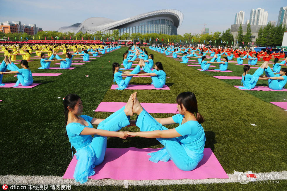组图:大学运动会开幕式七百人上演唯美瑜伽
