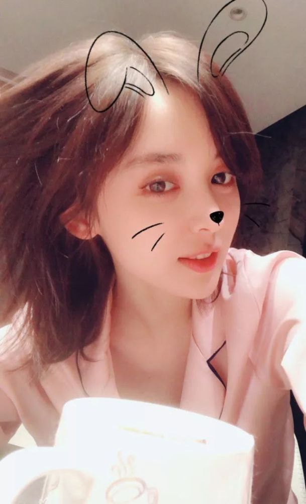 古力娜扎的生活照 和我们没有不一样 不信你看啊