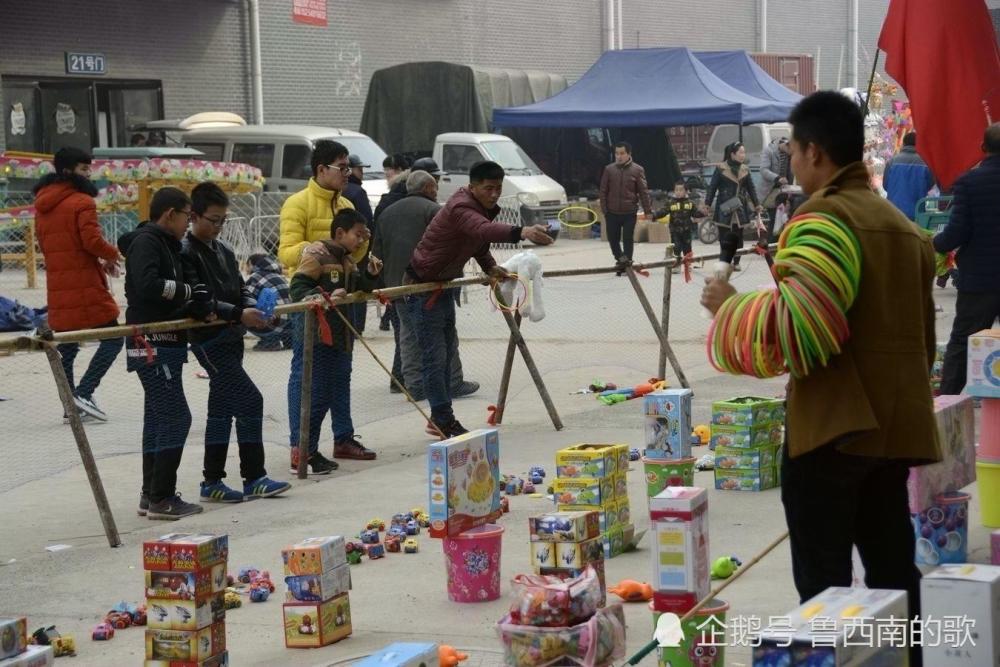 男子街头设圈套日挣千元,没现金就用手机支付