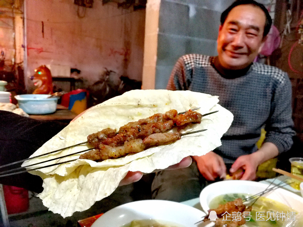 阜阳烙馍卷烤羊肉串,只有阜阳才有的味道!