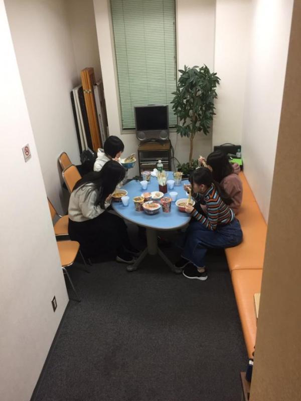 会胖吧？《小泉同学》声优在休息室狂吃泡面