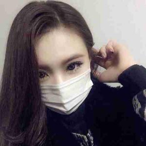 现在的小女生无论在哪都喜欢带着口罩,尤其是