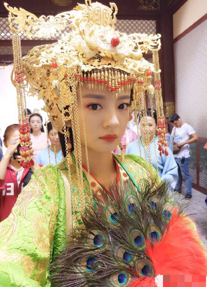 《独孤天下》般若伽罗大婚,穿绿色嫁衣手拿羽扇,洞房却设在屋外