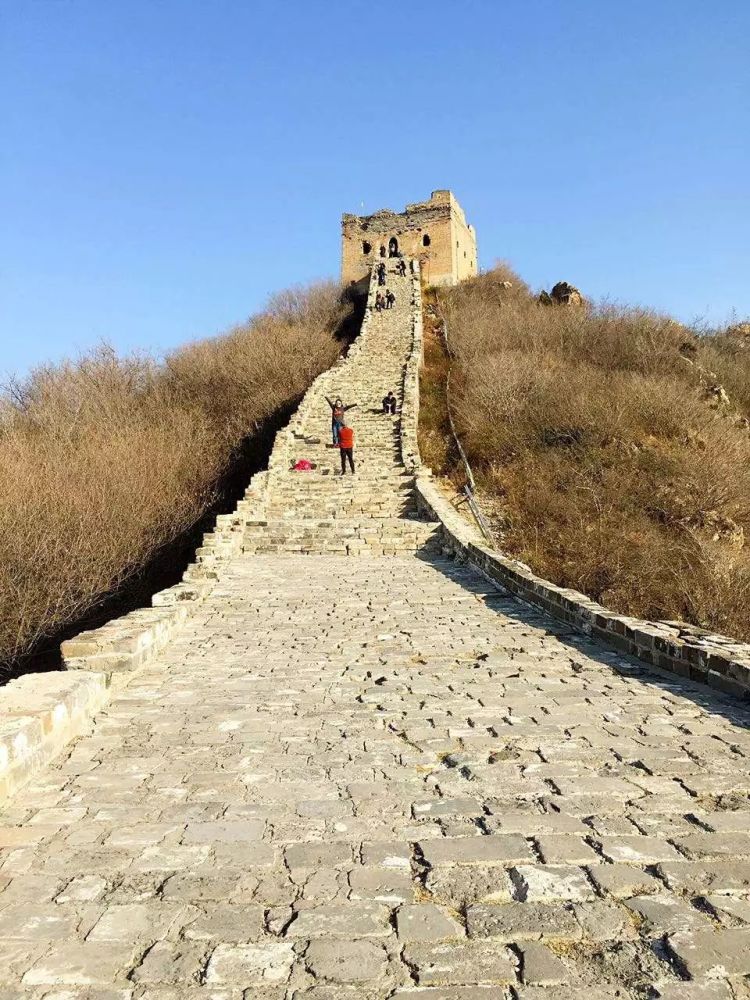 长城地势陡峭,再加上台阶比较窄,所以踩实每一步也费不少体力.