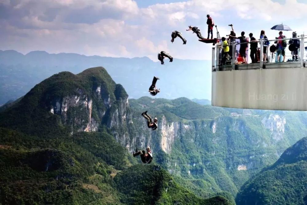 云阳龙缸景区云端廊桥上将再次举办世界低空跳伞大赛,将带给观众一场
