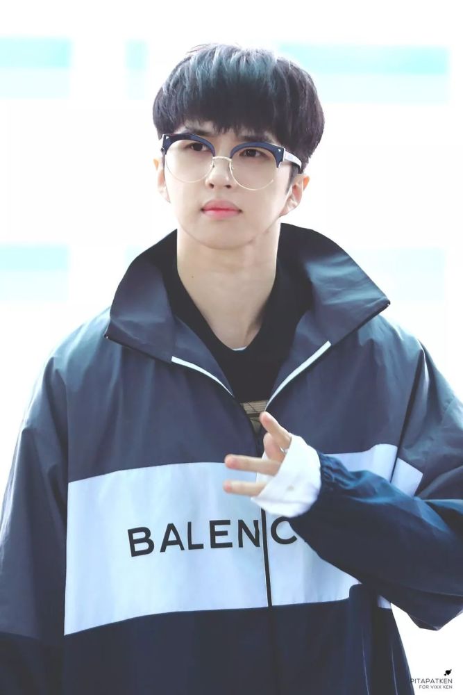 机场秀场衣品大测试 小哥哥&小姐姐们的表现