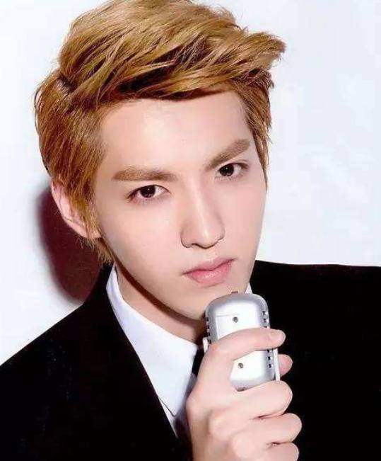 吴亦凡染着黄色的头发看起来十分的帅气.