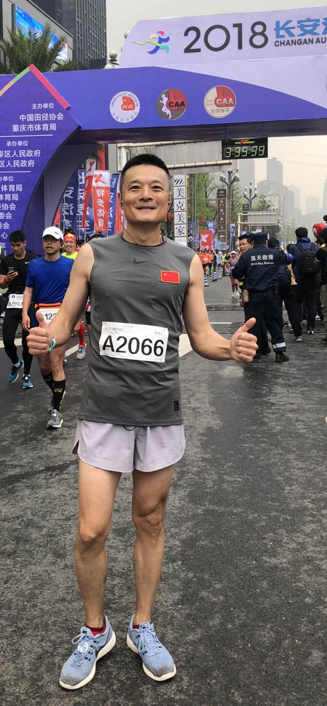 这位解放军大校厉害:医学博导,小说获奖,马拉松高手!