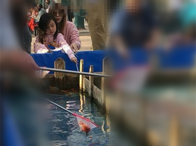 李小璐带甜馨逛公园,母女俩穿粉色亲子装还一