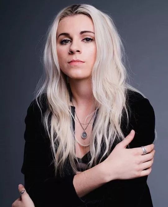 lynn gunn (主唱/节奏吉他手/键盘手)