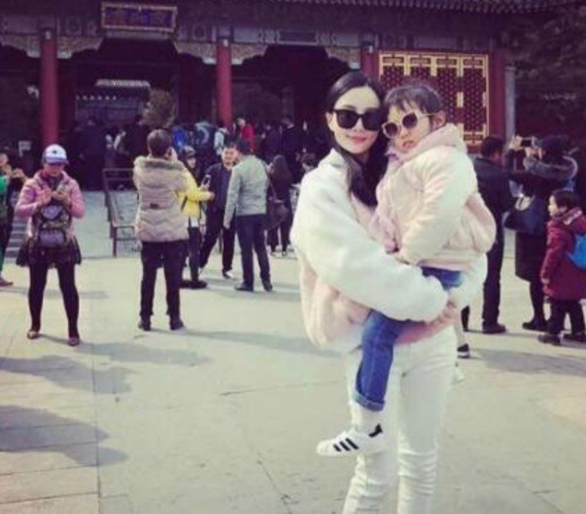 李小璐带甜馨踏青赏桃花,心情大好拍照不断,被