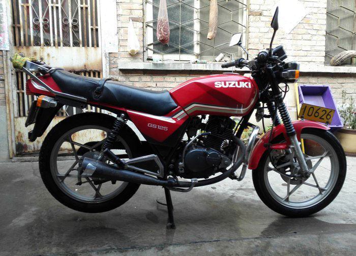 1995年的铃木王gs125,不愧是媲美cb125t的神车,仍旧帅