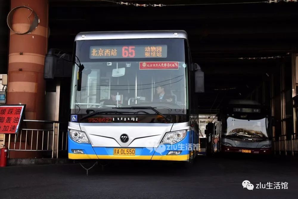 65路新双源无轨电车驶出动物园公交枢纽站