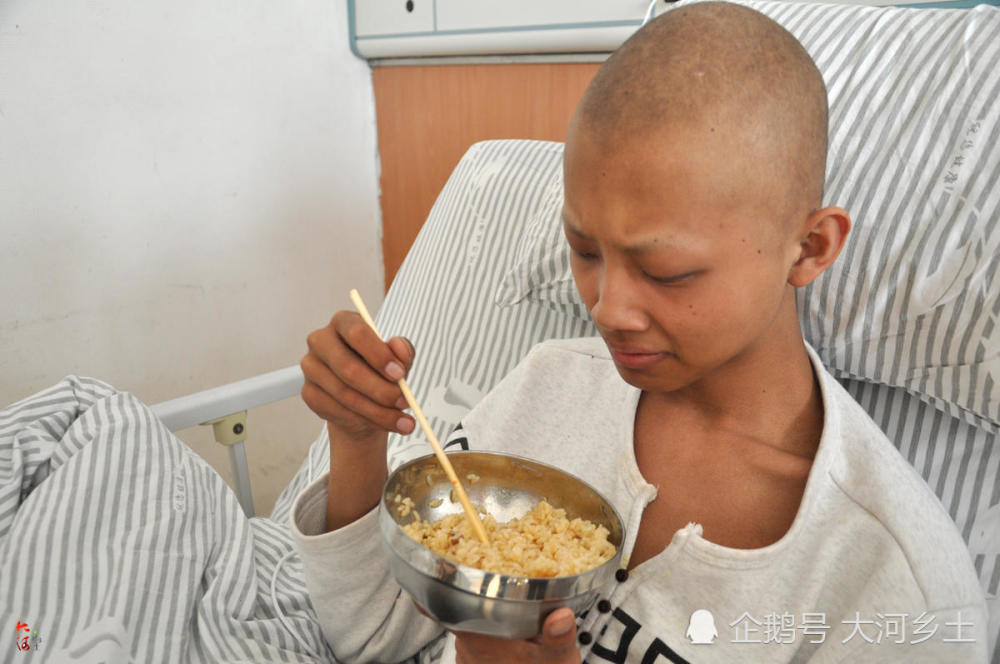 骨癌男孩住院一年爸爸很少探视 看见爸爸照片