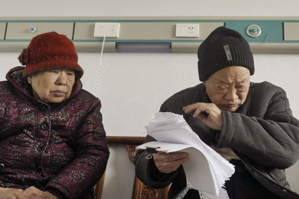 女孩跪求爷爷:不要放弃爸爸,我愿意辍学打工挣钱