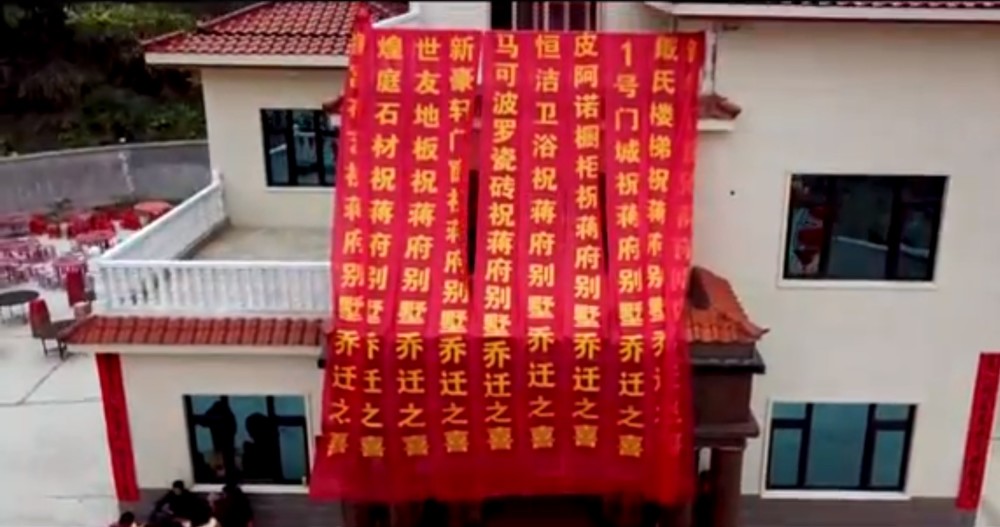 小伙子发财回村建别墅,请全村人吃大餐,好大的场面