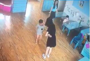 网曝幼儿园教师拿刀割孩子 事实反转