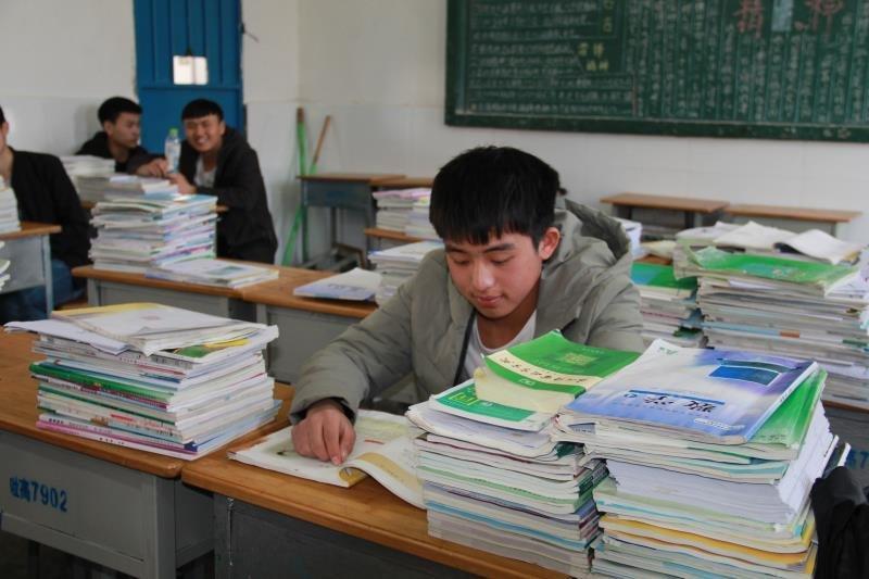 3月26日,奉节县吐祥中学每周一次的升旗仪式刚结束,家住奉节县吐祥