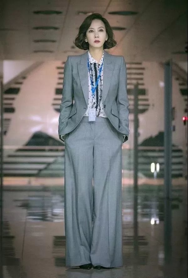 李钟硕拉住女主内衣带_李钟硕跟女主图片