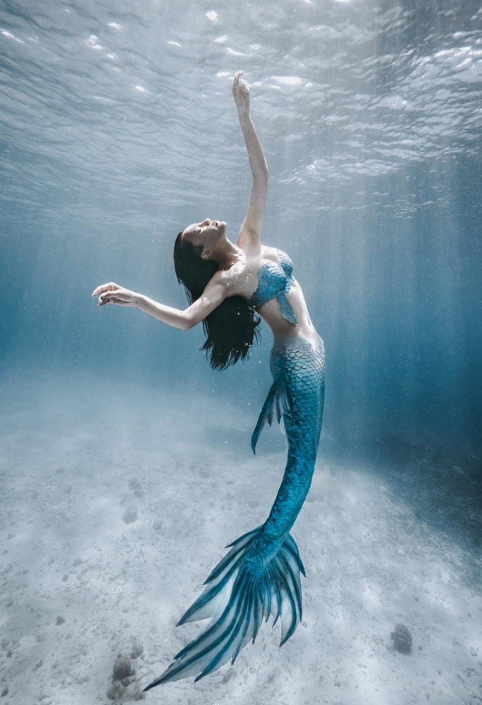母其弥雅"美人鱼"写真:化身"鲛人公主"在深水中游荡穿梭