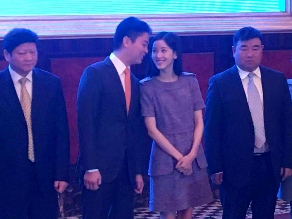 素颜的章泽天与老公逛超市 爆料两人买了一只鸡