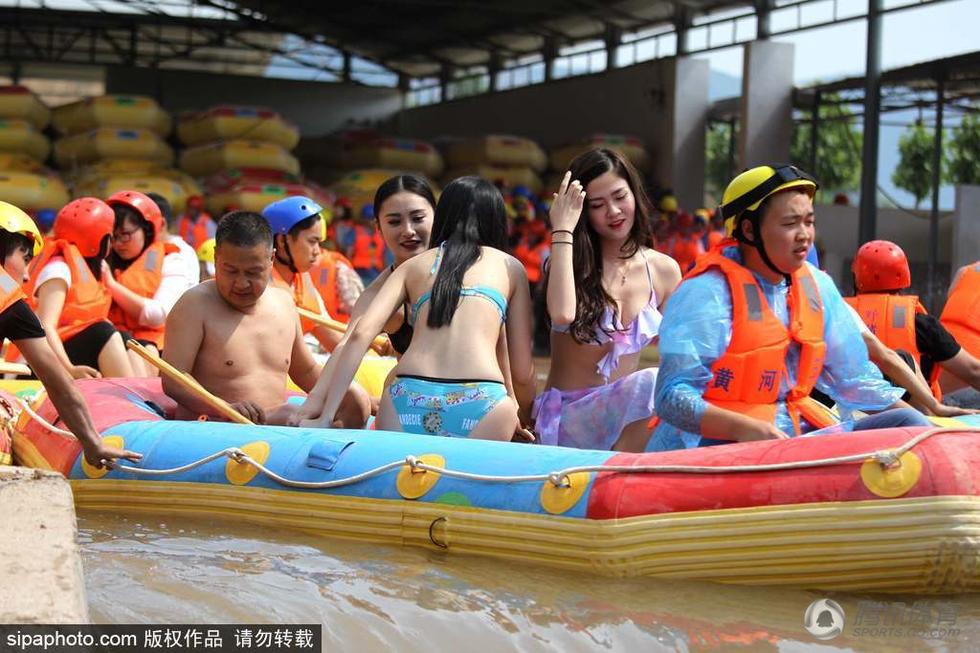 漂流景点比基尼美女持枪护航变特工
