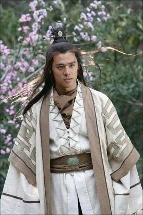 2007年的《碧血剑》,那时孙菲菲还没有整容,黄圣依出演的角色还特别讨