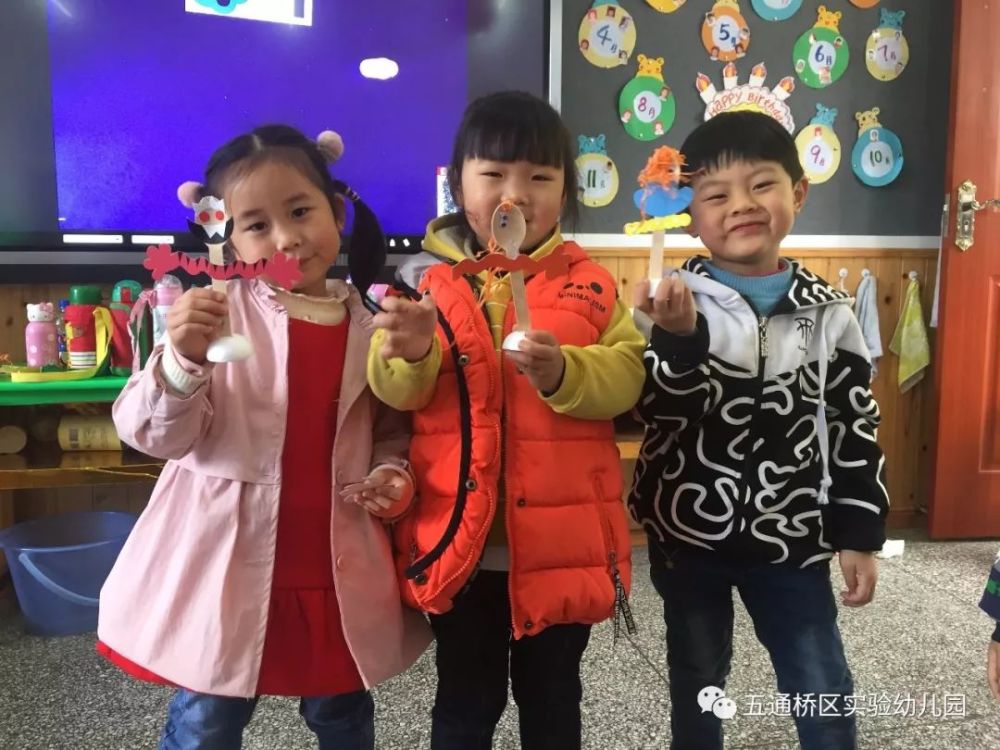 让孩子们进一步认识了家庭成员,感受家的温暖,通过制作叉匙偶表达了