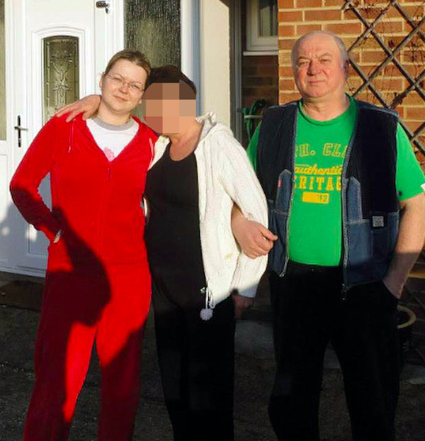 英媒:俄双面特工父女在家门口中毒 仅有1%生还